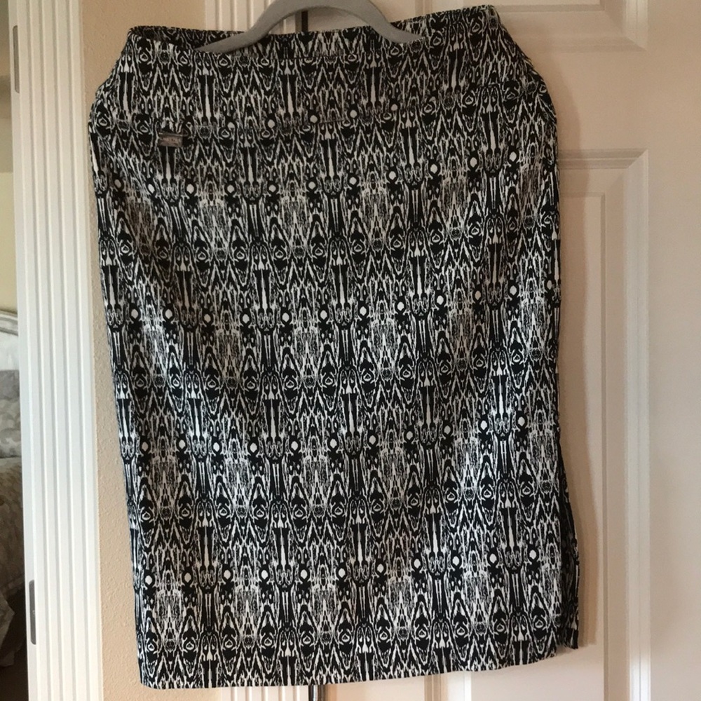 Straight size 6 Lisette brand black and white pattern skirt.  Worn 2x